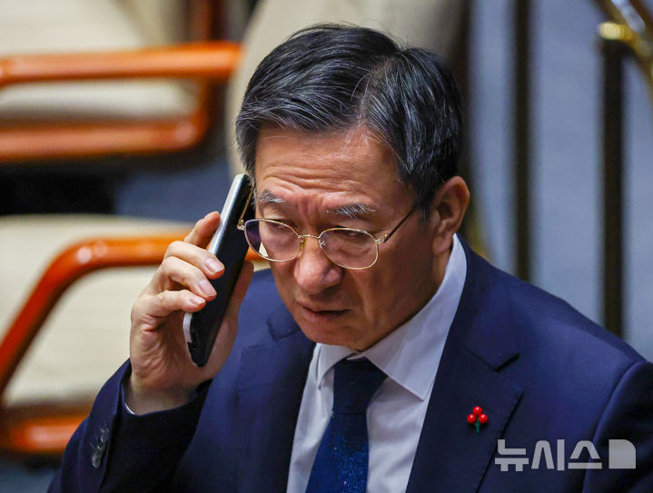 [서울=뉴시스] 김명년 기자 = 정성호 법무부 장관이 12일 오후 서울 여의도 국회에서 열린 본회의에서 통화를 하고 있다. 2025.12.12. kmn@newsis.com