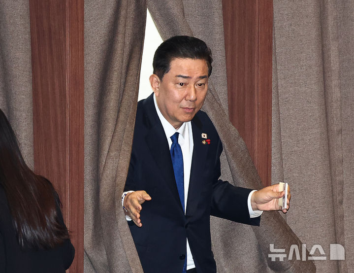 [서울=뉴시스] 김명년 기자 = 김병기 더불어민주당 원내대표가 12일 오후 서울 여의도 국회에서 열린 본회의에서 형사소송법 일부개정법률안(대안)에 대한 무제한토론 종결동의의건 투표를 하고 있다. 2025.12.12. kmn@newsis.com