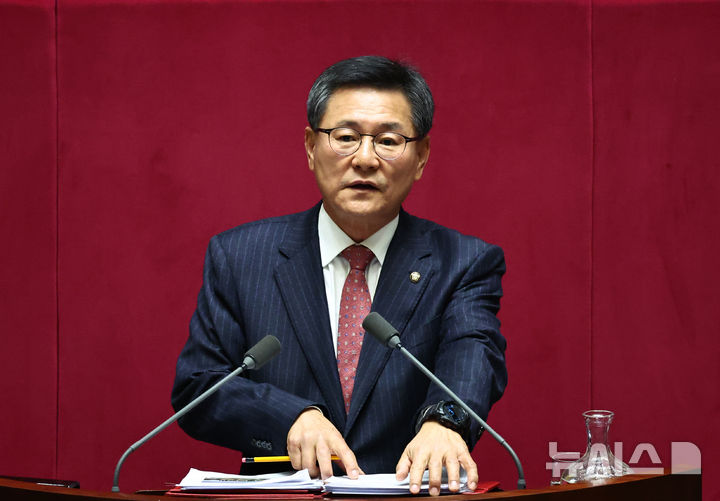 [서울=뉴시스] 김명년 기자 = 이헌승 국민의힘 의원이 12일 오후 서울 여의도 국회에서 열린 본회의에서 은행법 일부개정법률안에 대한 무제한토론(필리버스터)을 하고 있다. 2025.12.12. photo@newsis.com