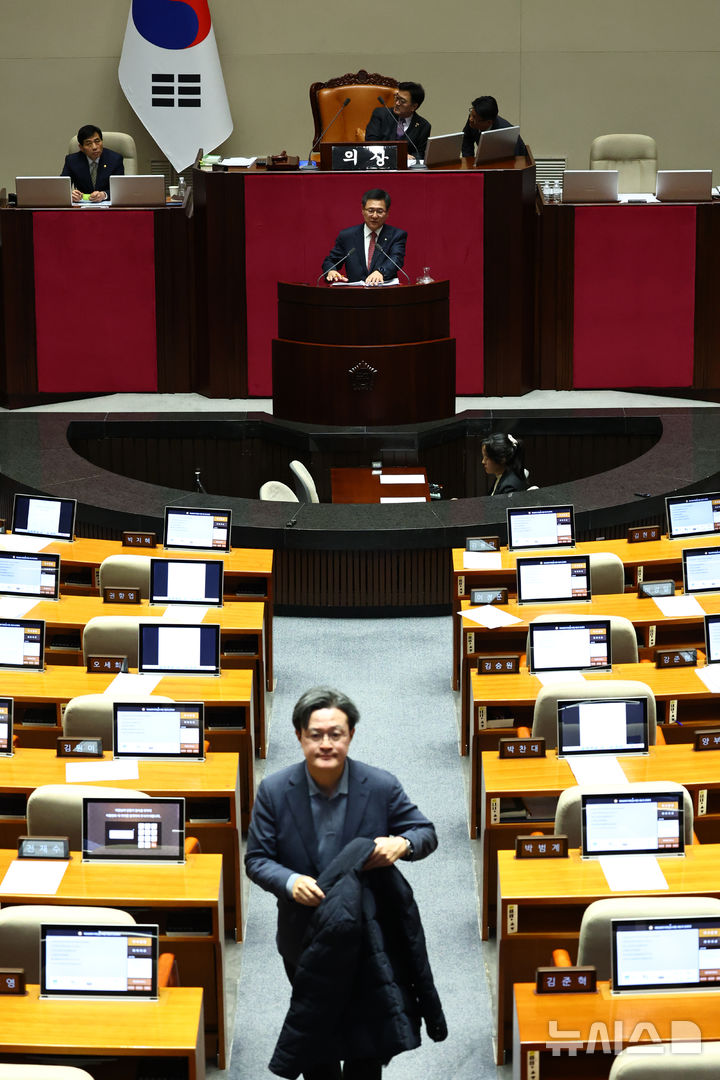 [서울=뉴시스] 김명년 기자 = 이헌승 국민의힘 의원이 12일 오후 서울 여의도 국회에서 열린 본회의에서 은행법 일부개정법률안에 대한 무제한토론(필리버스터)을 하고 있다. 2025.12.12. photo@newsis.com