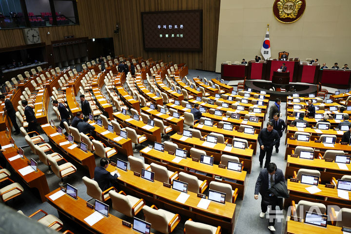 [서울=뉴시스] 김명년 기자 = 12일 오후 서울 여의도 국회에서 열린 본회의에서 이헌승 국민의힘 의원이 은행법 일부개정법률안에 대한 무제한토론(필리버스터)을 시작하자 더불어민주당 의원들이 회의장을 나서고 있다. 2025.12.12. photo@newsis.com