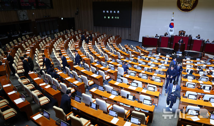 [서울=뉴시스] 김명년 기자 = 12일 오후 서울 여의도 국회에서 열린 본회의에서 이헌승 국민의힘 의원이 은행법 일부개정법률안에 대한 무제한토론(필리버스터)을 시작하자 더불어민주당 의원들이 회의장을 나서고 있다. 2025.12.12. photo@newsis.com