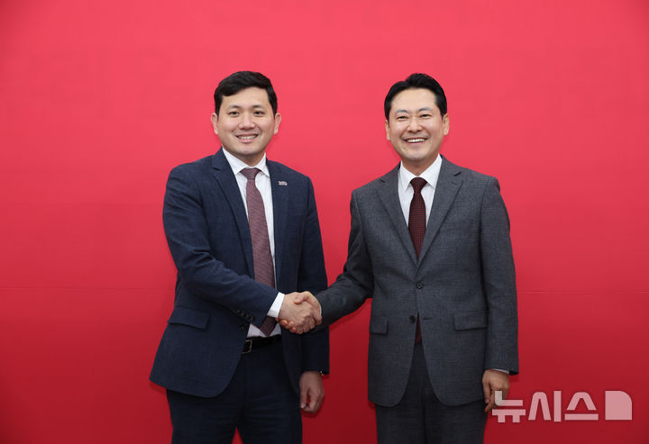 [서울=뉴시스] 김금보 기자 = 장동혁 국민의힘 대표가 12일 서울 여의도 국회에서 케빈 김 주한 미국대사대리와 기념촬영을 하고 있다. 2025.12.12. kgb@newsis.com