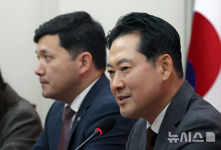 [서울=뉴시스] 김금보 기자 = 장동혁 국민의힘 대표가 12일 서울 여의도 국회에서 케빈 김 주한 미국대사대리의 예방을 받으며 발언을 하고 있다. 2025.12.12. kgb@newsis.com