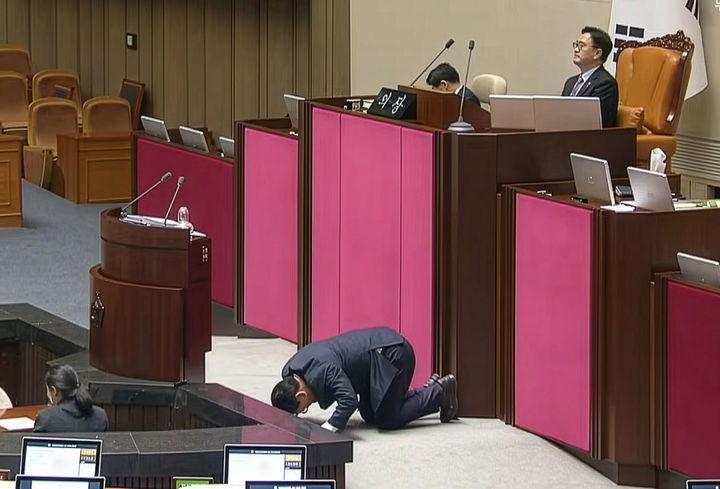 [서울=뉴시스] 송석준 국민의힘 의원이 12일 국회에서 열린 본회의에서 형사소송법 일부개정법률안에 대한 무제한토론(필리버스터)을 시작하며 "사죄의 마음을 표하겠다"며 큰절하고 있다.(사진=국회방송 캡처) 2025.12.12. photo@newsis.com *재판매 및 DB 금지