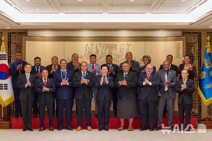 [서울=뉴시스] 이재명 대통령이 10일 용산 대통령실에서 한-태평양도서국 외교장관회의 참석차 방한한 외교장관 일행과 기념촬영하고 있다. (사진=대통령실 제공) 2025.12.10. photo@newsis.com *재판매 및 DB 금지