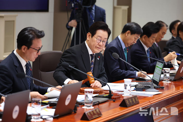 [서울=뉴시스] 고범준 기자 = 이재명 대통령이 9일 서울 용산 대통령실 청사에서 열린 국무회의에서 의사봉을 두드리고 있다. (대통령실통신사진기자단) 2025.12.09. bjko@newsis.com