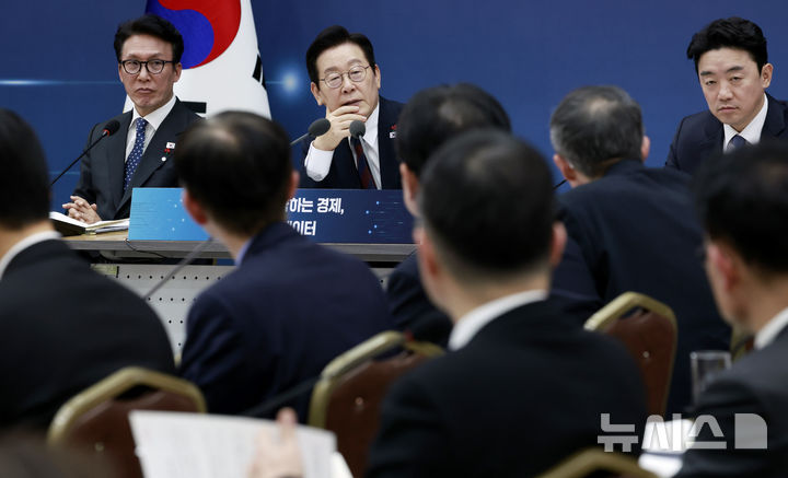 [세종=뉴시스] 최동준 기자 = 이재명 대통령이 11일 세종시 정부세종컨벤션센터에서 열린 '2026년 대도약하는 경제, 신뢰받는 데이터' 기획재정부(국세청·관세청·조달청)-국가데이터처 업무보고에서 발언하고 있다. 2025.12.11. photocdj@newsis.com