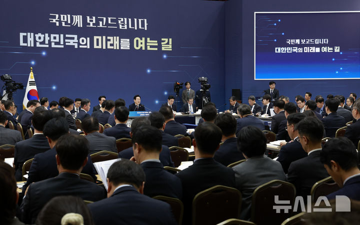 [세종=뉴시스] 최동준 기자 = 이재명 대통령이 11일 세종시 정부세종컨벤션센터에서 열린 '2026년 대도약하는 경제, 신뢰받는 데이터' 기획재정부(국세청·관세청·조달청)-국가데이터처 업무보고에서 발언하고 있다. 2025.12.11. photocdj@newsis.com