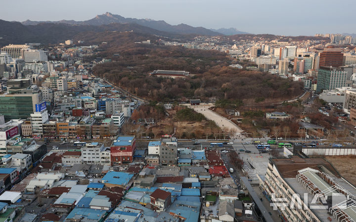 [서울=뉴시스] 김진아 기자 = 유네스코 세계유산인 서울 종묘 일대가 '세계유산지구'로 지정됐다. 국가유산청은 정부 관보에 종묘일대 19만4896㎡(약 5만 8712평) 범위를 세계유산지구로 지정하는 내용의 고시를 11일 게재했다고 12일 밝혔다. 종묘 앞 맞은편에 초고층 건물 건축을 막을 수는 없지만, 세계유산영향평가를 받으라고 요청할 근거가 되어 향후 세운4구역 개발에 미칠 영향에 관심이 쏠린다.&nbsp; 사진은 12일 서울 종로구 종묘와 세운4구역의 모습. 2025.12.12. bluesoda@newsis.com