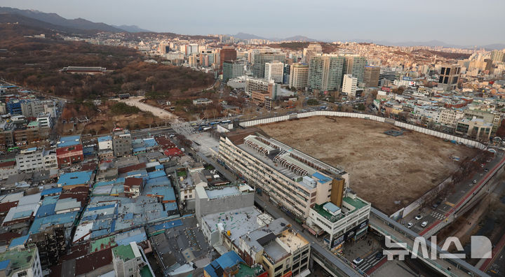 [서울=뉴시스] 김진아 기자 = 지난 12일 서울 종로구 종묘와 세운4구역의 모습. 2025.12.12. bluesoda@newsis.com