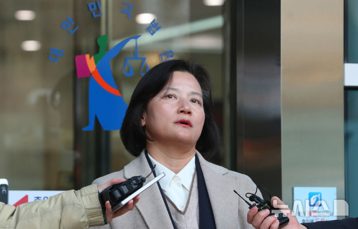 [서울=뉴시스] 김혜진 기자 = 고검 검사로 강등된 정유미 검사장이 지난 12일 오후 서울 서초구 서울행정법원에 인사명령 처분 취소 청구 소장 접수 전 취재진 질문에 답하고 있다. 2025.12.12. jini@newsis.com