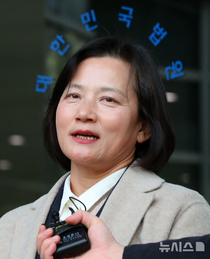 [서울=뉴시스] 김혜진 기자 = '대장동 항소 포기'에 반발 목소리를 내 오다 인사에서 사실상 강등된 정유미 검사장이 법무부 장관을 상대로 제기한 인사 취소 소송 1심에서 승소했다. 법무부는 법원 판결을 받아들이기 어렵다며 항소 여부를 검토하겠다고 밝혔다. 사진은 정 검사장의 모습. 2026.06.11. jini@newsis.com