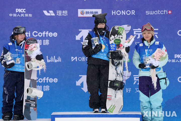 [장자커우시=신화/뉴시스] 스노보드 국가대표 최가온이 12일(현지 시간) 중국 허베이성 장자커우시에서 열린 2025~2026 FIS 스노보드 월드컵 여자 하프파이프에서 우승을 차지했다. 2025.12.13.