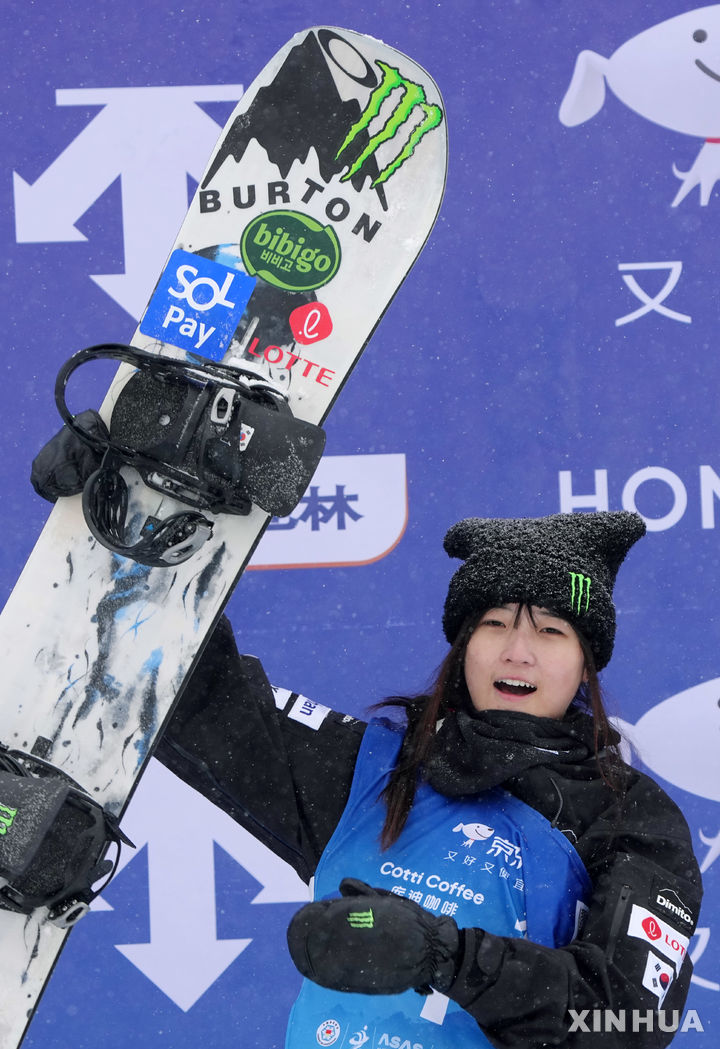 [장자커우시=신화/뉴시스] 스노보드 국가대표 최가온이 12일(현지 시간) 중국 허베이성 장자커우시에서 열린 2025~2026 FIS 스노보드 월드컵 여자 하프파이프에서 우승을 차지했다. 2025.12.13.