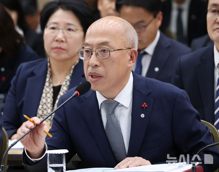 [세종=뉴시스] 최동준 기자 = 조원철 법제처장이 12일 세종시 정부세종컨벤션센터에서 열린 교육부·국가교육위원회·법제처 업무보고에서 발언하고 있다. (대통령실통신사진기자단) 2025.12.12. photocdj@newsis.com