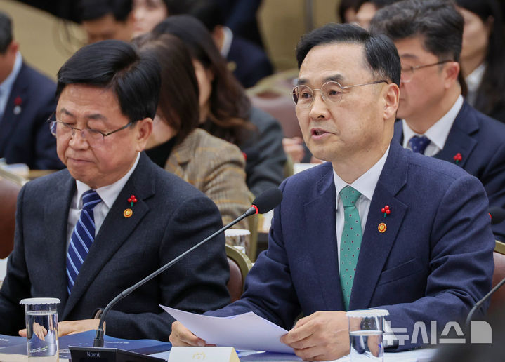 [세종=뉴시스] 최동준 기자 = 차정인 국가교육위원장이 12일 세종시 정부세종컨벤션센터에서 열린 교육부·국가교육위원회·법제처 업무보고에서 발언하고 있다. (대통령실통신사진기자단) 2025.12.12. photocdj@newsis.com