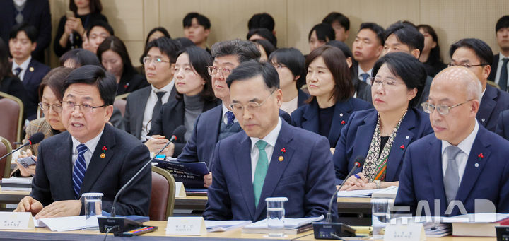 [세종=뉴시스] 최동준 기자 = 최교진 교육부 장관이 12일 세종시 정부세종컨벤션센터에서 열린 교육부·국가교육위원회·법제처 업무보고에서 발언하고 있다. (대통령실통신사진기자단) 2025.12.12. photocdj@newsis.com