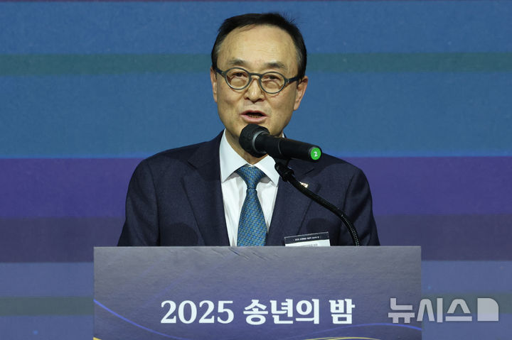 [서울=뉴시스] 조성우 기자 = 송치영 소상공인연합회 회장이 지난 12일 오후 서울 영등포구 페어몬트 앰배서더 서울 호텔에서 열린 2025 소상공인연합회 송년의 밤에서 개회사를 하고 있다. 2025.12.30. xconfind@newsis.com