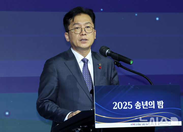 [서울=뉴시스] 조성우 기자 = 이병권 중소벤처기업부 제2차관이 12일 오후 서울 영등포구 페어몬트 앰배서더 서울 호텔에서 열린 2025 소상공인연합회 송년의 밤에서 축사를 하고 있다. 2025.12.12. xconfind@newsis.com