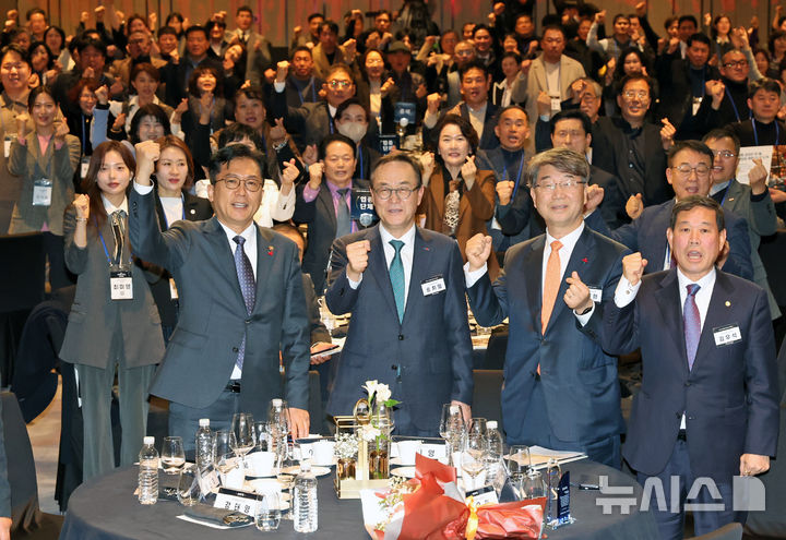 [서울=뉴시스] 조성우 기자 = 12일 오후 서울 영등포구 페어몬트 앰배서더 서울 호텔에서 열린 2025 소상공인연합회 송년의 밤에서 송치영(앞줄 왼쪽 두 번째) 소상공인연합회 회장과 이병권(왼쪽) 중소벤처기업부 제2차관, 김지형 경제사회노동위원회 위원장 등 참석자들이 기념촬영을 하고 있다. 2025.12.12. xconfind@newsis.com