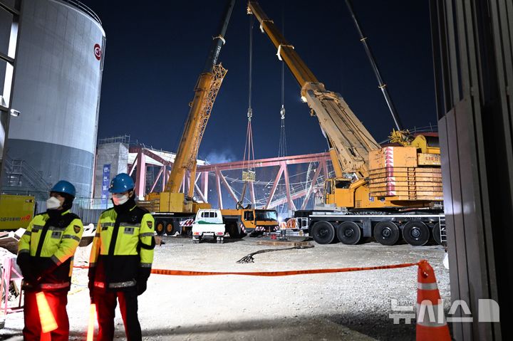 [광주=뉴시스] 이현행 기자 = 광주대표도서관 붕괴사고 이틀째인 12일 오후 광주 서구 치평동 광주대표도서관 공사현장에서 매몰자 구조 작업 재개를 위한 준비가 한창이다. 2025.12.12. lhh@newsis.com