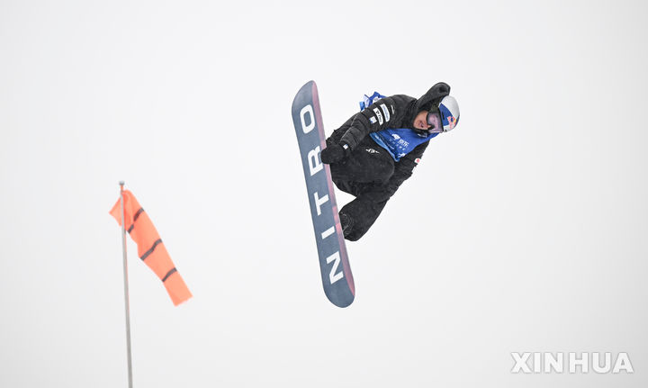 [장자커우시=신화/뉴시스] 스노보드 국가대표 최가온이 12일(현지 시간) 중국 허베이성 장자커우시에서 열린 2025~2026 FIS 스노보드 월드컵 여자 하프파이프에서 우승을 차지했다. 2025.12.13.