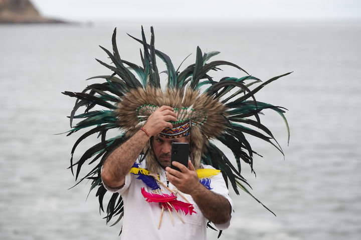 [리마 (페루)= AP/뉴시스] 페루 리마의 해변에 모인 주술사 무당들이 연례 제의를 치르는 중 주술사 한 명이 칠레 대선과 관련된 영감을 받기 위해 2025년 12월 12일 준비 작업을 하고 있다. 2025. 12. 30.&nbsp; 