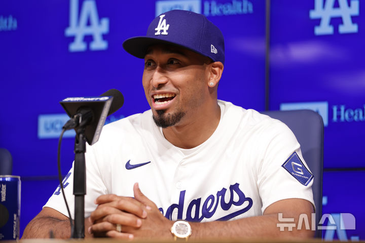 [로스앤젤레스=AP/뉴시스] 에드윈 디아스가 13일(한국 시간) 미국 캘리포니아주 로스앤젤리스에서 열린 LA 다저스 입단 기자회견에 참석해 이적 소감을 전하고 있다. 2025.12.13.