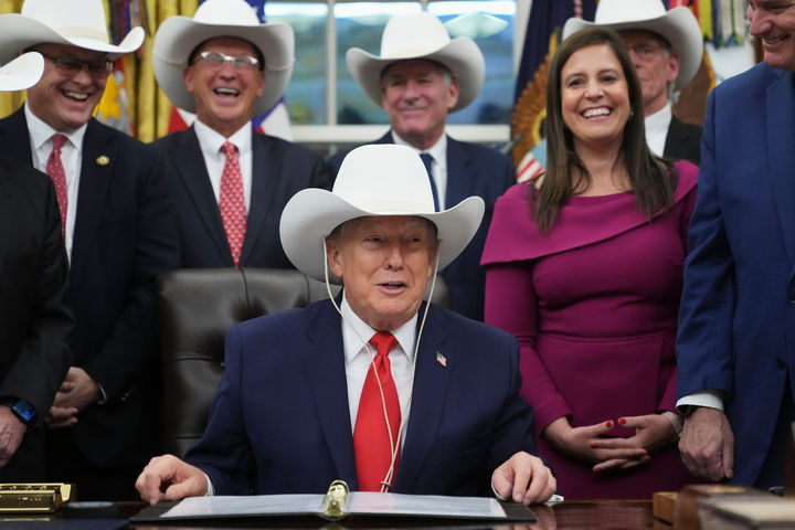 [워싱턴=AP/뉴시스]도널드 트럼프 미 대통령이 12일(현지시각) 1980년 미 올림픽 하키 대표팀 선수단 출신자들과 법안 서명식을 갖고 있다. 그는 이날 베네수엘라에 대한 지상 공격이 곧 있을 것이라고 밝혔다. 2025.12.13. 