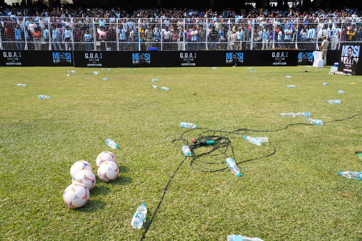 [콜카타=AP/뉴시스]메시가 일찍 떠나자 분노한 인도 축구 팬들. 2025.12.13.