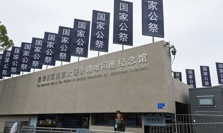 [서울=뉴시스] 12일 중국 장쑤성 난징의 ‘난징대도살 기념관’에 인민해방군 무장경찰이 경비를 서고 있다.(출처: 글로벌 타임스) 2025.12.13. *재판매 및 DB 금지