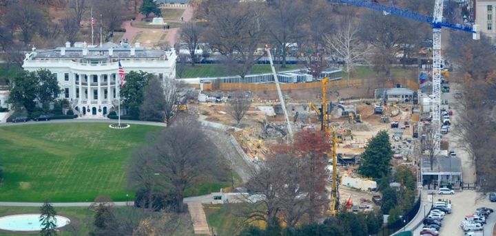 [워싱턴=AP/뉴시스] 미국 워싱턴 백악관 동측 연회장 증축 공사장이 파헤쳐져 있다.2025.12.13. *재판매 및 DB 금지