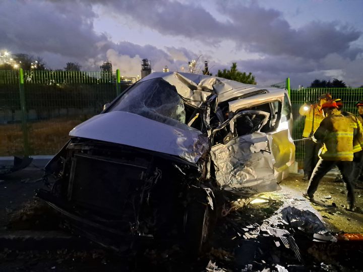 [울산=뉴시스] 13일 오전 6시38분께 울산 남구 성암동 성암사거리 인근 도로에서 27t 트레일러가 중앙선을 넘어 마주 오던 승합차와 충돌했다. 이날 사고로 승합차 운전자가 숨지고 동승자 5명이 중상을 입었다. (사진=울산소방본부 제공) 2025.12.13. photo@newsis.com *재판매 및 DB 금지