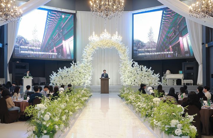 [대전=뉴시스] 대전시는 12일 '연 인(in) 대전'에 참여했던 청년 80명(남성 40·여성 40)을 초청한 가운데 유성컨벤션웨딩홀에서 결산 행사를 가졌다. (사진=대전시 제공) 2025.12.13. photo@newsis.com  *재판매 및 DB 금지