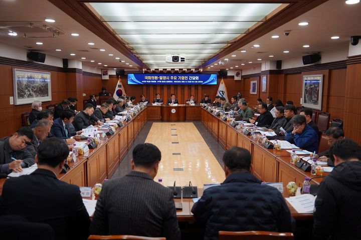 [밀양=뉴시스] 국민의힘 박상웅(경남 밀양·의령·함안·창녕) 의원이 밀양시 주요 기업인 간담회를 열고 산업 경쟁력 회복을 위한 금융 지원과 규제 개선 방안을 논의하고 있다. (사진=박상웅 의원실 제공) 2025.12.13. photo@newsis.com *재판매 및 DB 금지