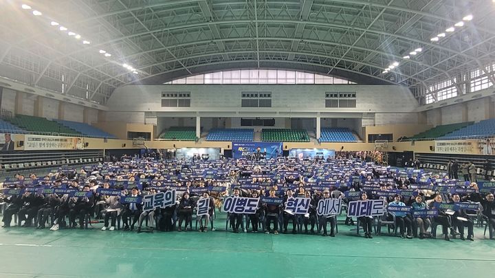 [천안=뉴시스] 최영민 기자 = 이병도 충남민주교육혁신포럼 대표가 13일 상명대학교 천안캠퍼스에서 자신의 저서 출판기념회를 개최했다. 2025.12.13. ymchoi@newsis.com *재판매 및 DB 금지