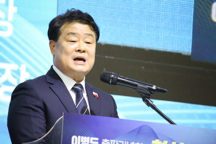 [천안=뉴시스] 최영민 기자 = 이병도 충남민주교육혁신포럼 대표가 13일 상명대학교 천안캠퍼스에서 열린 자신의 저서 출판기념회에서 인사말을 하고 있다. 2025.12.13. ymchoi@newsis.com *재판매 및 DB 금지