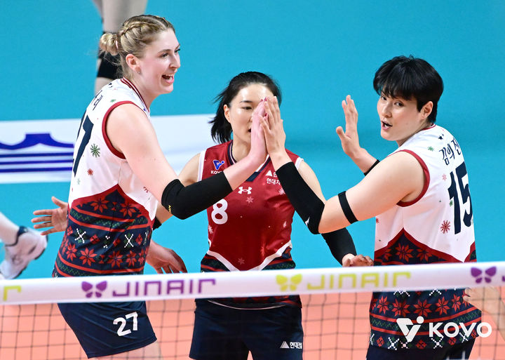 [서울=뉴시스] 여자 프로배구 현대건설 카리(왼쪽)와 김희진이 13일 서울 장충체육관에서 열린 진에어 2025~2026 V-리그 여자부 GS칼텍스와의 경기에서 득점에 성공한 뒤 기뻐하고 있다. (사진=KOVO 제공) 2025.12.13.