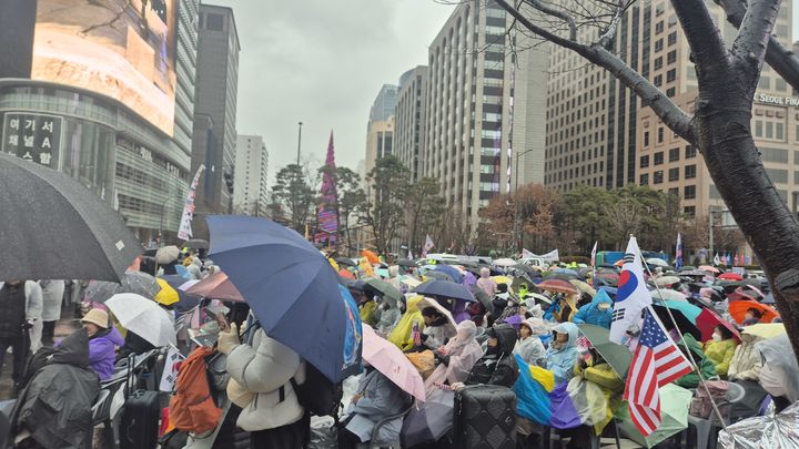 [서울=뉴시스] 이종성 수습기자 = 보수 단체인 전광훈 사랑제일교회 목사가 주도하는 대한민국바로세우기운동본부(대국본)와 자유통일당은 13일 오후 1시께부터 서울 종로구 광화문 동화면세점 앞에서 집회를 열었다.2025.12.13.bsg05107@newsis.com*재판매 및 DB 금지 *재판매 및 DB 금지