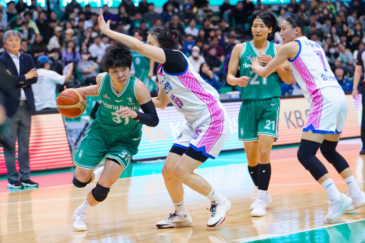 [서울=뉴시스] 여자프로농구 부천 하나은행의 진안. (사진=WKBL 제공) *재판매 및 DB 금지