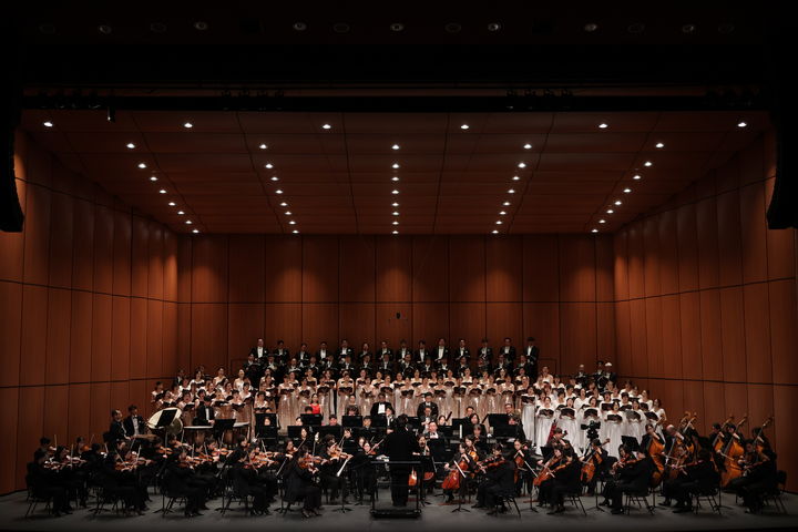[당진=뉴시스] 충남 당진문화재단이 13일 당진문예의전당 대공연장에서 연말을 맞아 한해를 마무리하는 '2025 송년음악회'를 열고 있다. (사진=(재)당진문화재단 제공) 2025.12.13. photo@newsis.com *재판매 및 DB 금지