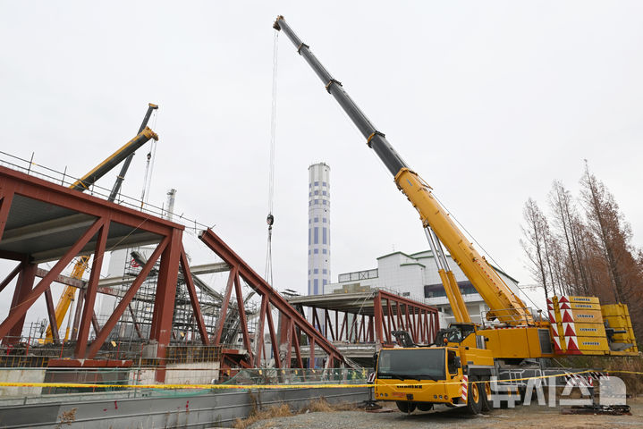 [광주=뉴시스] 이영주 기자 = 광주대표도서관 붕괴 사고 사흘째인 13일 오전 광주 서구 치평동 광주대표도서관 붕괴사고 현장 주변에서 구조작업에 투입된 크레인이 추가 붕괴를 막기 위해 트러스를 고정하고 있다. 2025.12.13.leeyj2578@newsis.com