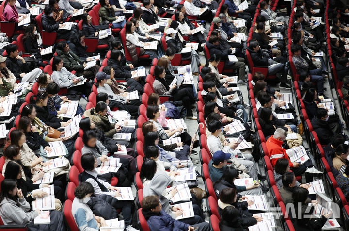 [서울=뉴시스] 김진아 기자 = 13일 서울 성북구 고려대학교 인촌기념관에서 열린 서울시교육청 교육연구정보원, 2026 대입 정시모집 대비 진학지도 설명회에서 학부모 등 참석자들이 자료를 살펴보고 있다. 2025.12.13. bluesoda@newsis.com
