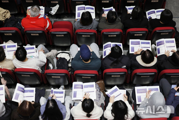 [서울=뉴시스] 김진아 기자 = 13일 서울 성북구 고려대학교 인촌기념관에서 열린 서울시교육청 교육연구정보원, 2026 대입 정시모집 대비 진학지도 설명회에서 학부모 등 참석자들이 자료를 살펴보고 있다. 2025.12.13. bluesoda@newsis.com