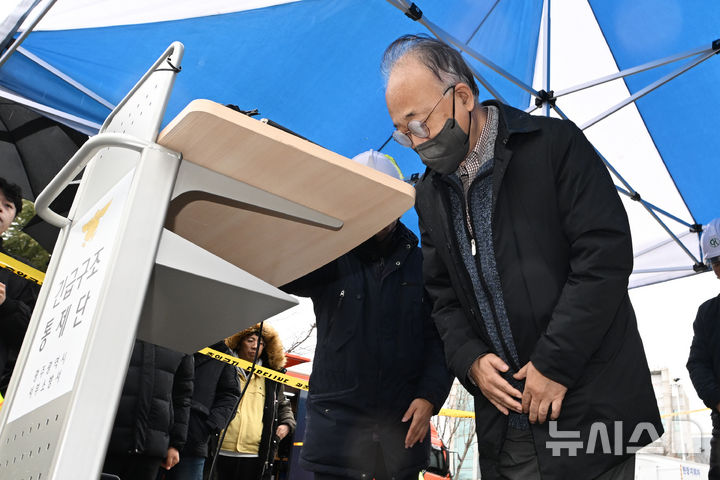 [광주=뉴시스] 이영주 기자 = 김찬석 구일종합건설 대표이사가 13일 오후 광주 서구 치평동 광주대표도서관 붕괴사고 현장 주변에서 브리핑 도중 고개를 숙이며 사과하고 있다. 2025.12.13. leeyj2578@newsis.com