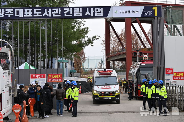 [광주=뉴시스] 이영주 기자 = 소방당국이 13일 오후 광주 서구 치평동 광주대표도서관 공사현장에서 붕괴사고로 매몰됐다가 마지막으로 수습된 노동자 A(50)씨를 운구하고 있다. 2025.12.13. leeyj2578@newsis.com