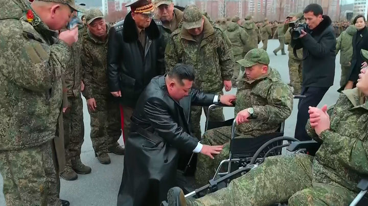 [서울=뉴시스] 북한 조선중앙TV가 13일 "해외작전지역에 출병하였던 조선인민군 공병부대 지휘관, 전투원들이 부과된 군사임무를 완수하고 승리의 개가드높이 귀국하였다"며 "제528공병련대(연대) 환영식이 12일 수도 평양의 4.25문화회관광장에서 성대히 진행되었다"고 13일 보도했다. 이날 환영식에는 김정은 국무위원장이 참석해 북한군의 공로를 치하했다.  (사진=조선중앙TV 캡처) 2025.12.13. photo@newsis.com  *재판매 및 DB 금지