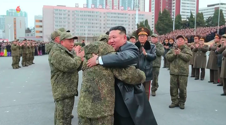 [서울=뉴시스] 북한 조선중앙TV가 13일 "해외작전지역에 출병하였던 조선인민군 공병부대 지휘관, 전투원들이 부과된 군사임무를 완수하고 승리의 개가드높이 귀국하였다"며 "제528공병련대(연대) 환영식이 12일 수도 평양의 4.25문화회관광장에서 성대히 진행되었다"고 13일 보도했다. 이날 환영식에는 김정은 국무위원장이 참석해 북한군의 공로를 치하했다.  (사진=조선중앙TV 캡처) 2025.12.13. photo@newsis.com  *재판매 및 DB 금지