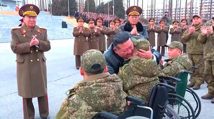 [서울=뉴시스] 북한 조선중앙TV가 13일 "해외작전지역에 출병하였던 조선인민군 공병부대 지휘관, 전투원들이 부과된 군사임무를 완수하고 승리의 개가드높이 귀국하였다"며 "제528공병련대(연대) 환영식이 12일 수도 평양의 4.25문화회관광장에서 성대히 진행되었다"고 13일 보도했다. 이날 환영식에는 김정은 국무위원장이 참석해 북한군의 공로를 치하했다.  (사진=조선중앙TV 캡처) 2025.12.13. photo@newsis.com  *재판매 및 DB 금지